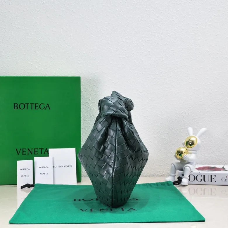 Batch 1460 BV Bottega Veneta 2022 Early Spring New Ladies Medium JODIE Handbag BV Bag 🔥The new method is to round the corners on the original basis and knot the round hobo bag with classic woven leather. The most iconic triangular pull-out design, using sheepskin draped soft shape, is super suitable for concave shapes~ Jodie feels really gentle to people, and is definitely the best item for daily matching. It has the same weave, new elements and twists, and is versatile. It is the new favorite of street style Internet celebrities! Size: 36*21*13 Model: 6697